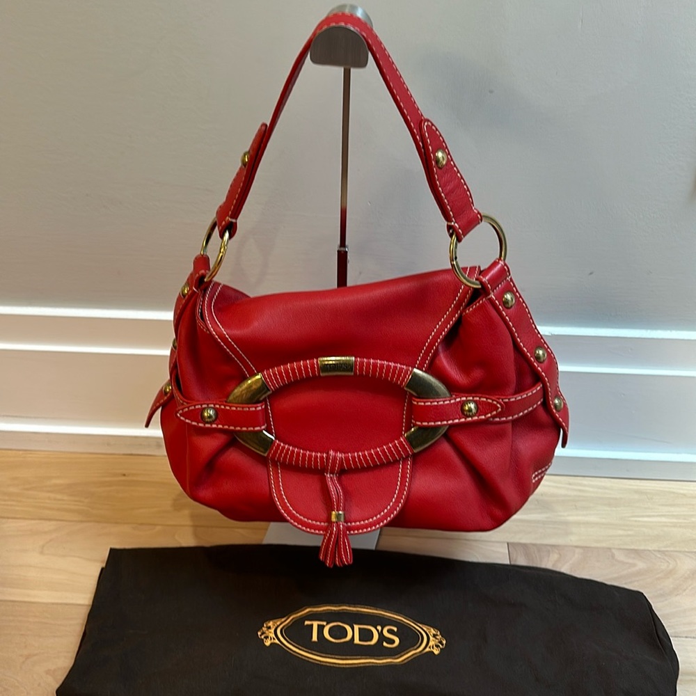 TOD’S shoulder bag in tomato red.